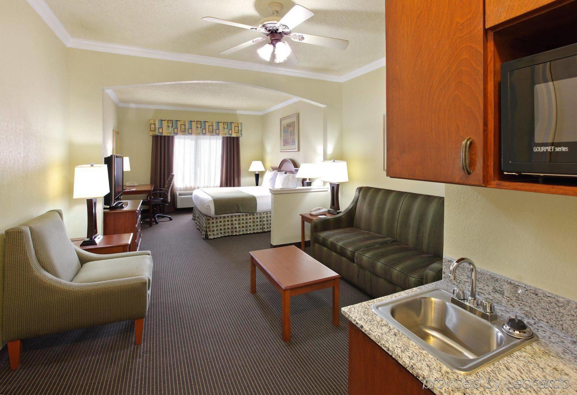Holiday Inn Express Hotel & Suites Greenville By Ihg Exterior photo